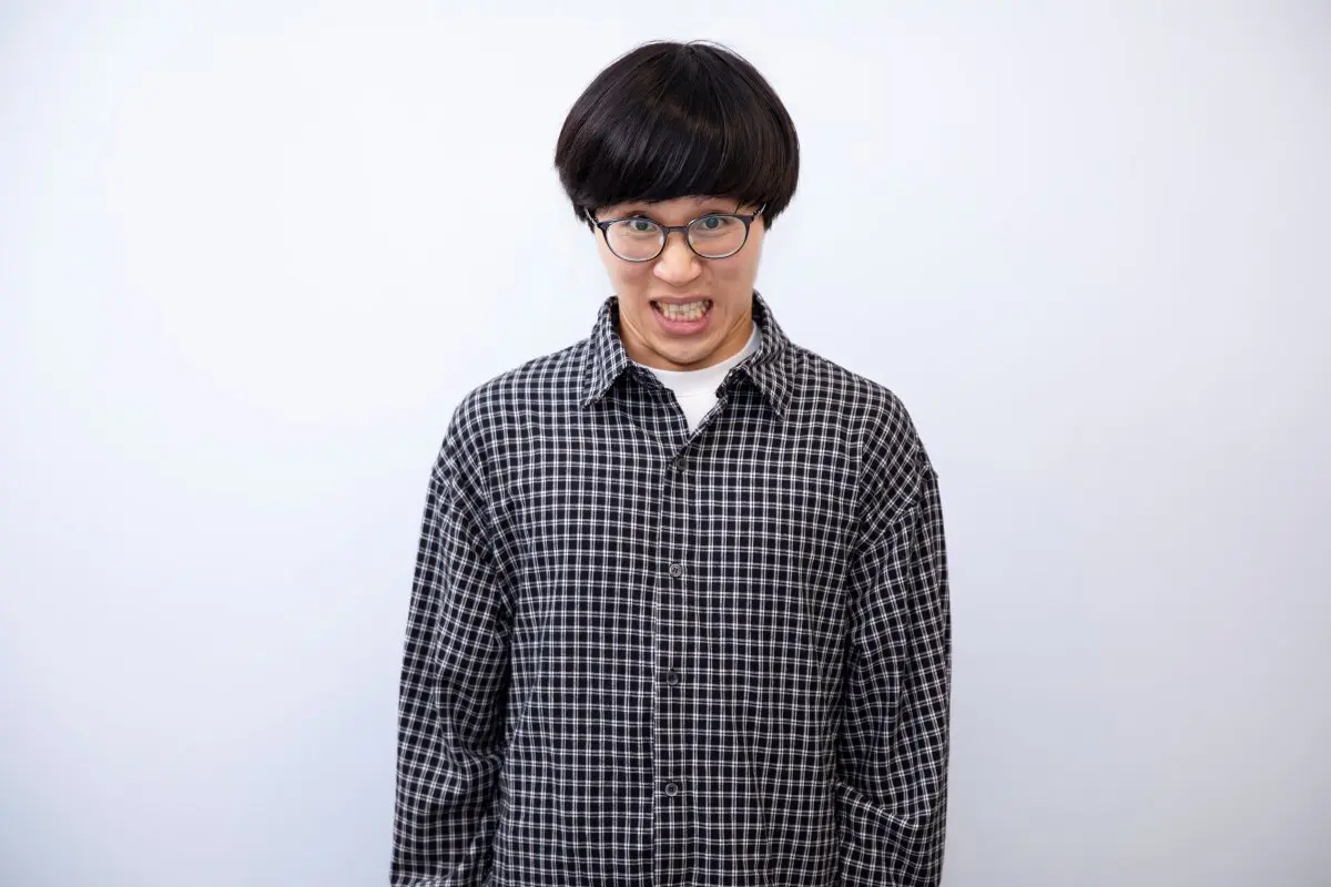 睨みつけるような表情のたかやさん 