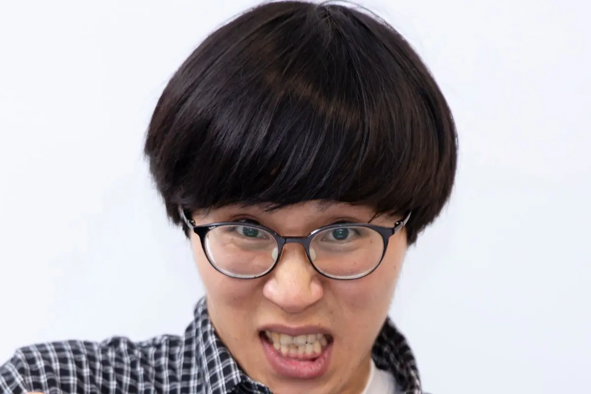 睨みつけるような表情のたかやさんの顔アップ