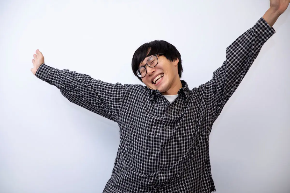 腕を伸ばしたポーズでスッキリとした表情のたかやさん