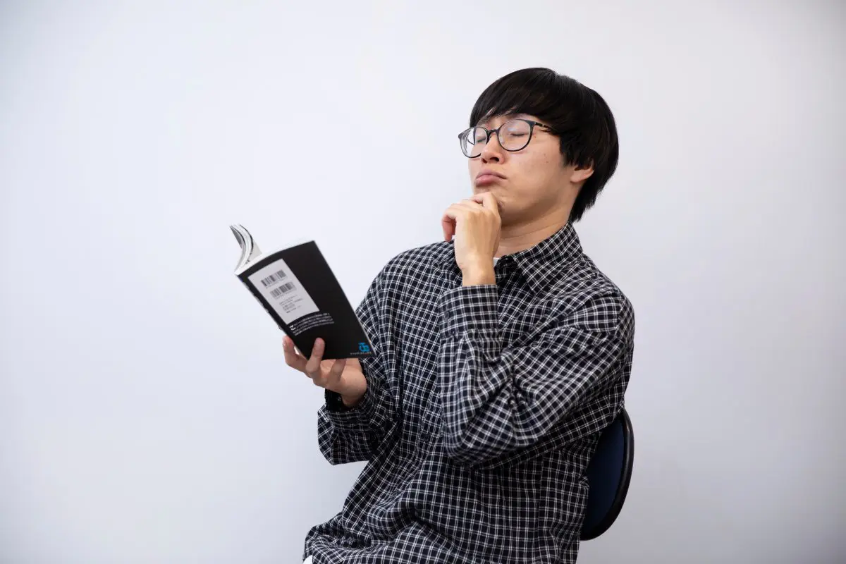 復活したたかやさんが『DEATH NOTE』の単行本を読む様子