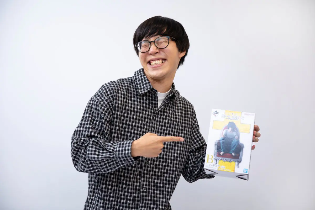 B賞『L フィギュア』の箱を持つたかやさん