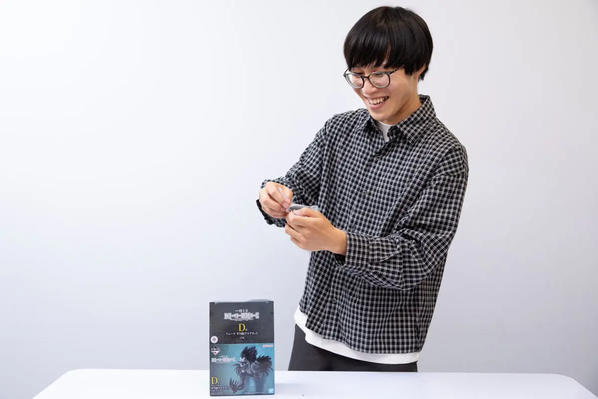 D賞を開封するたかやさん