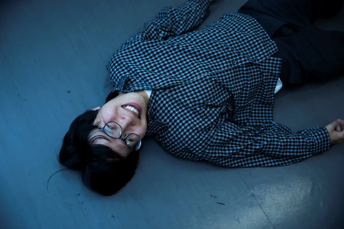 床に倒れるたかやさん