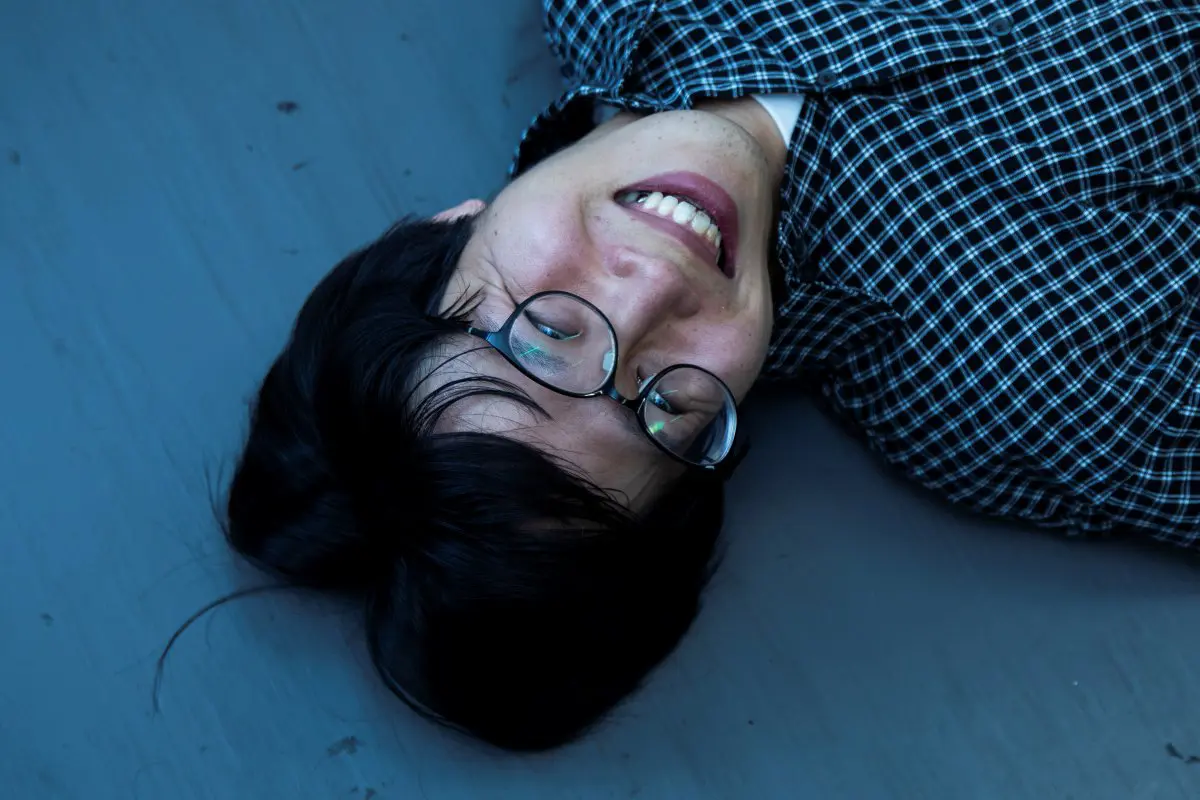 満足そうな表情で床に倒れるたかやさん