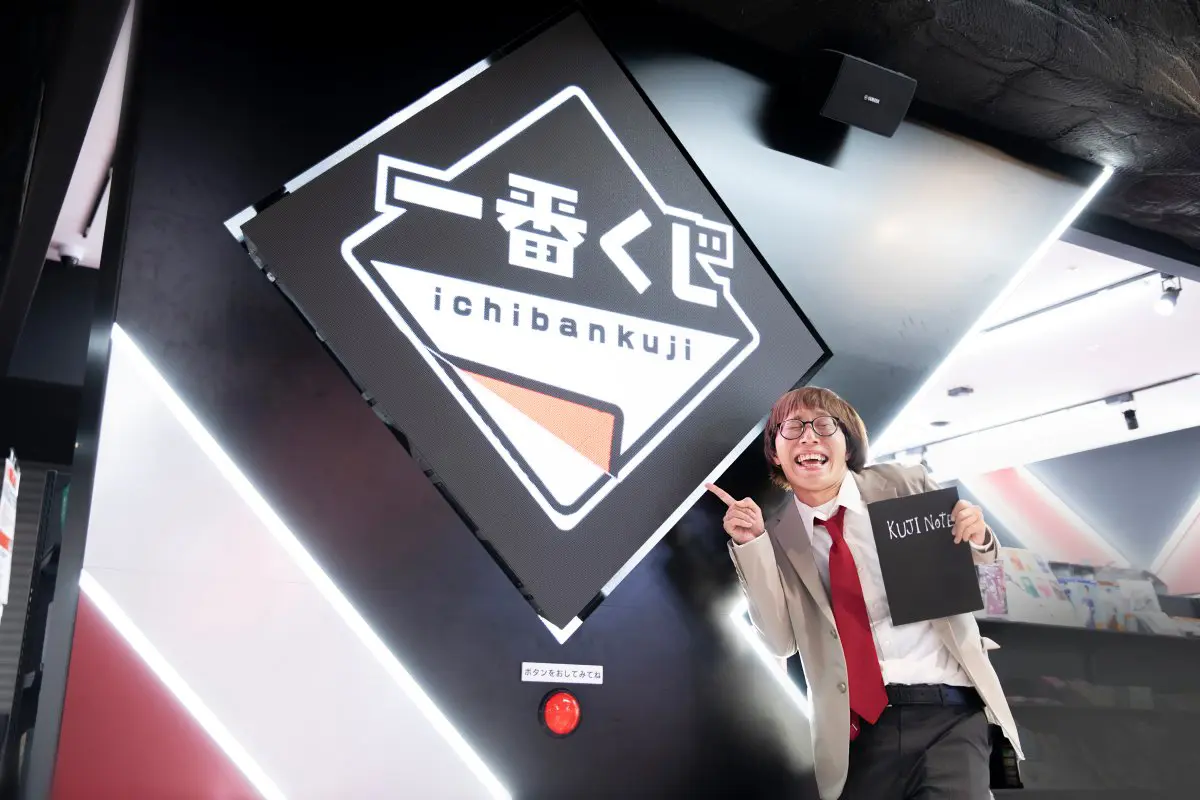 一番くじ公式ショップ 池袋サンシャインシティ総本店の前でポーズをとるたかやさん