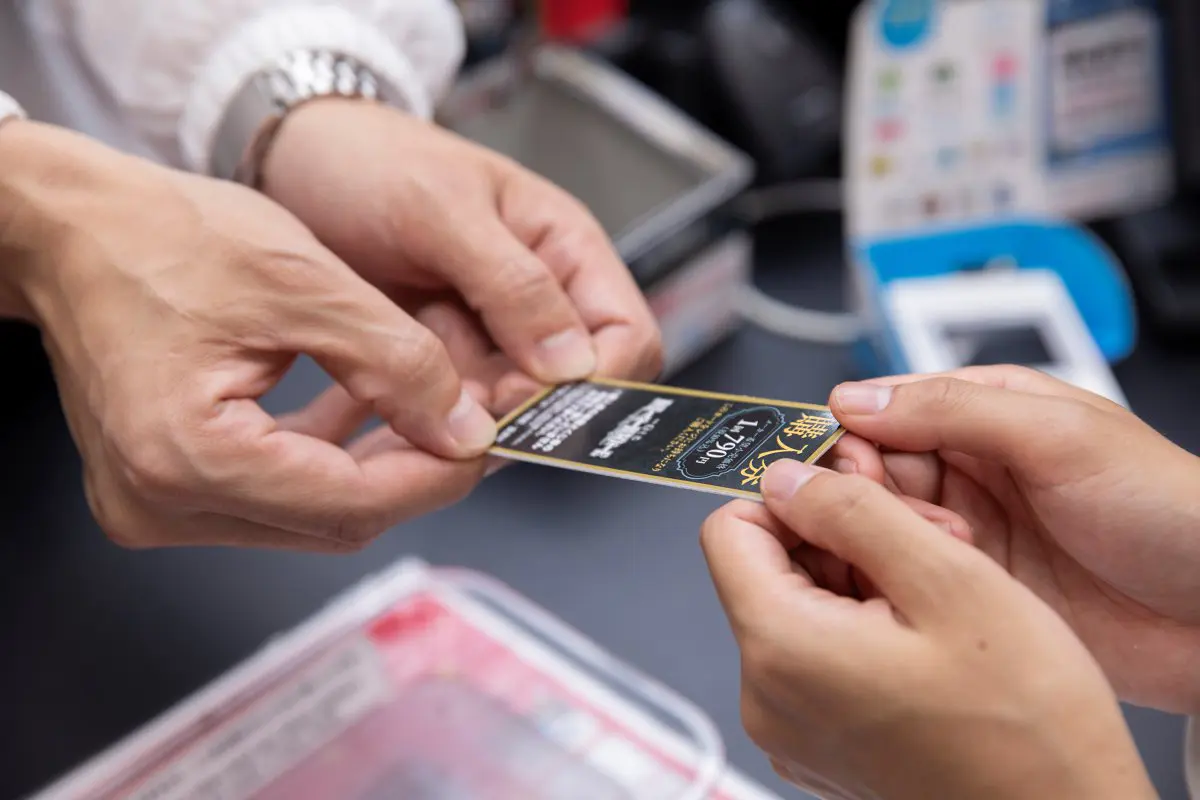 『一番くじ DEATH NOTE』の購入券を店員さんに渡すたかやさん