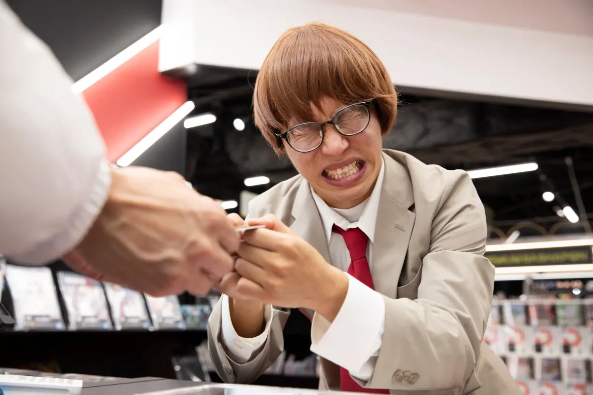 目をギュッとつむり歯を食いしばって必死な表情のたかやさん