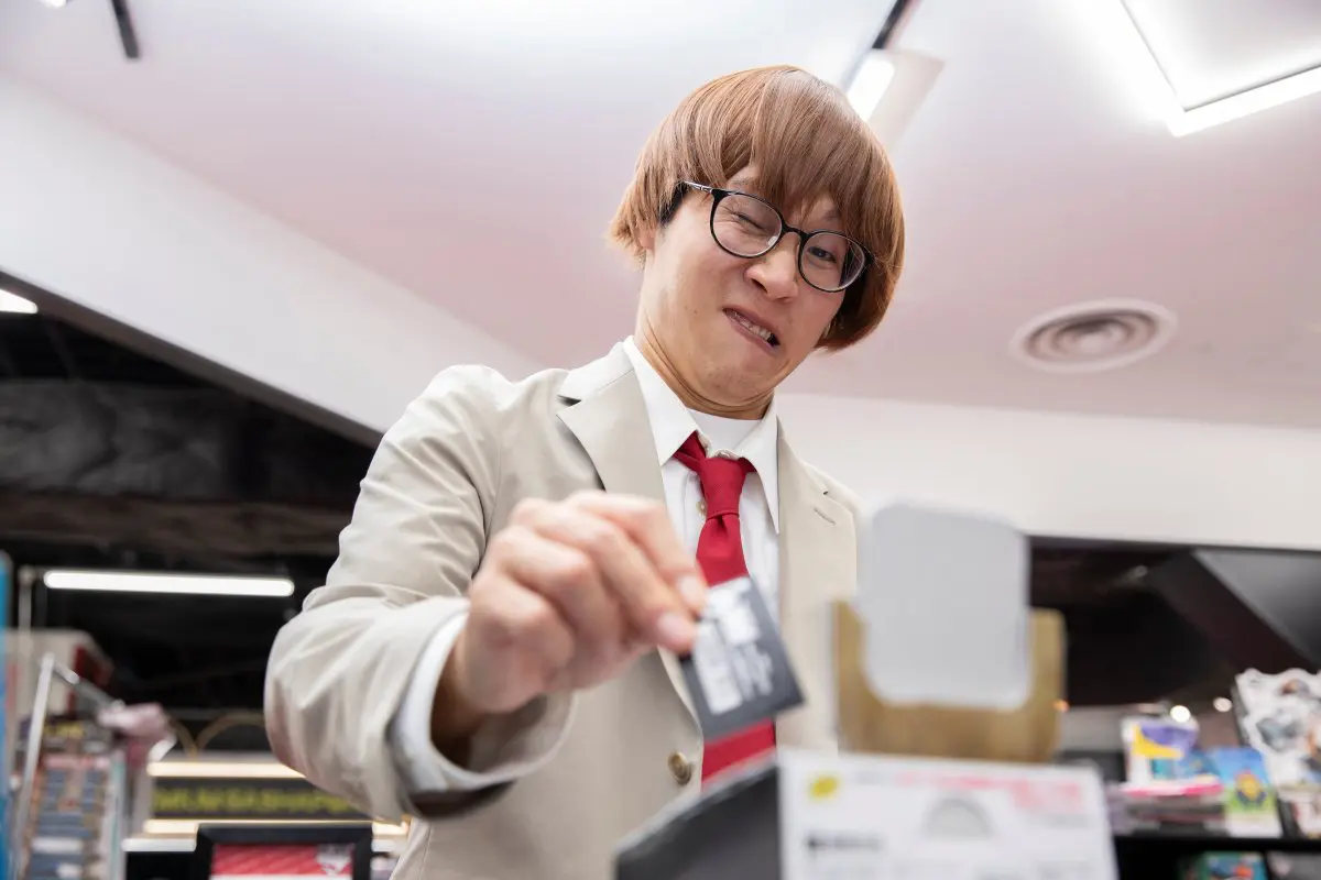 くじ箱からくじを引くたかやさん