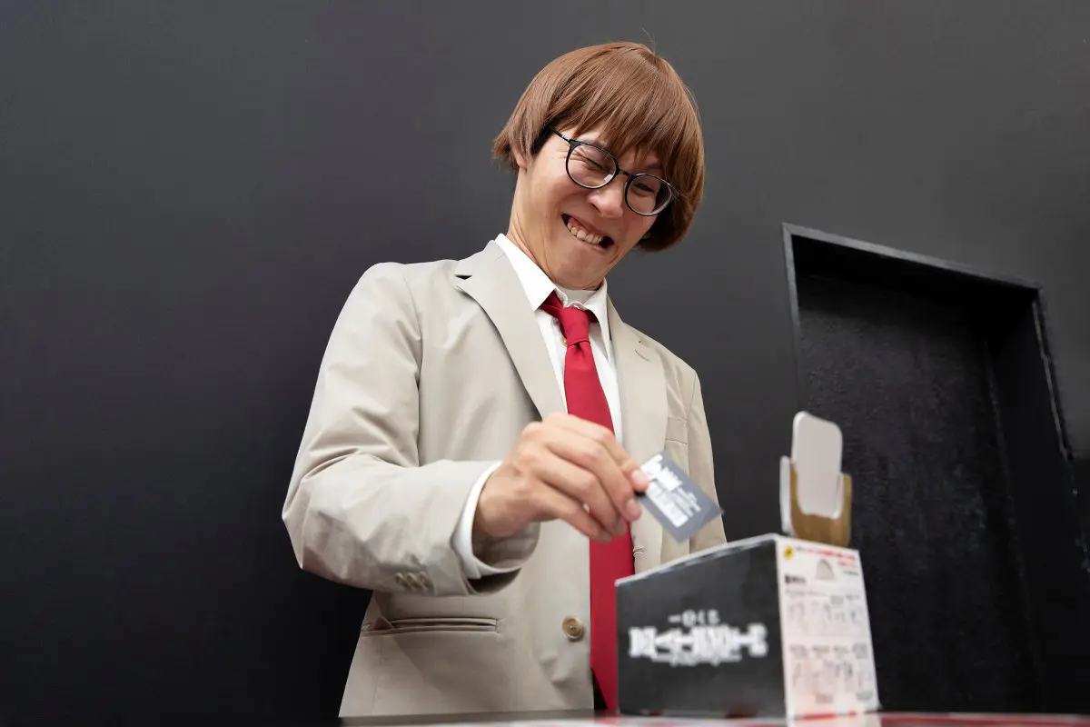 くじ箱からくじを引くたかやさん