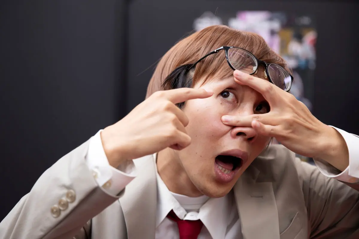 コンタクトを装着するたかやさん