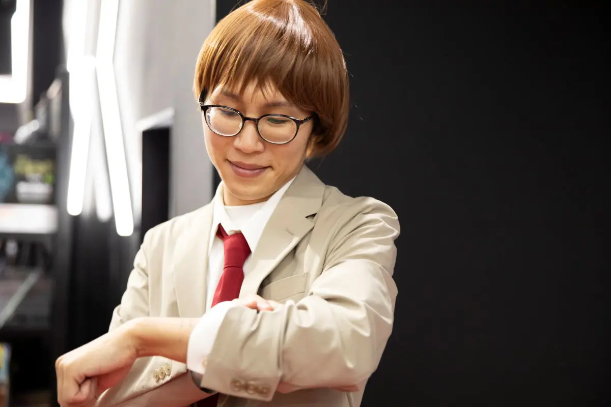 腕時計を確認するたかやさん