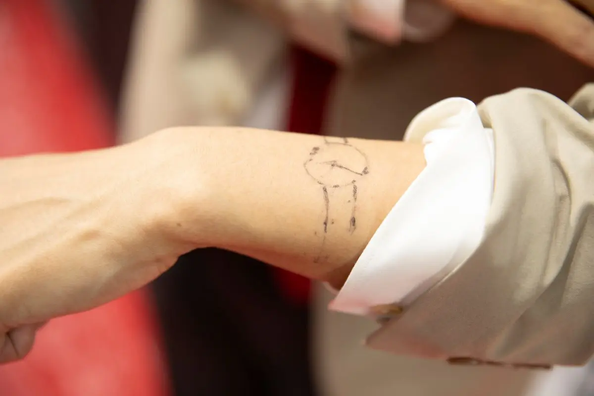 たかやさんの腕にペンで描かれた腕時計