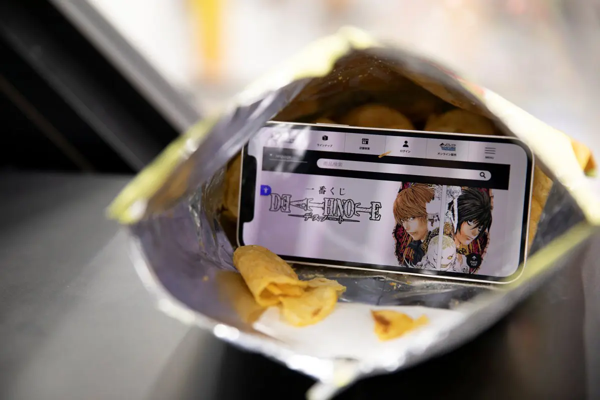 ポテトチップスの袋の中にスマートフォンとKUJI NOTEの切れ端が隠されている