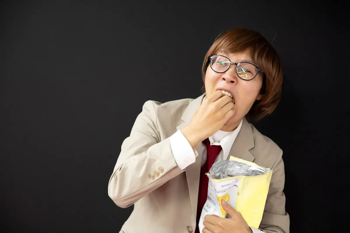 ポテチをもしゃもしゃ食べるたかやさん